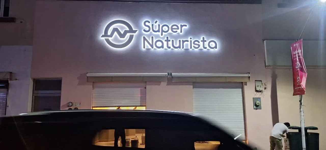 Letrero luminoso y adecuación comercial / Illuminated sign and commercial adaptation