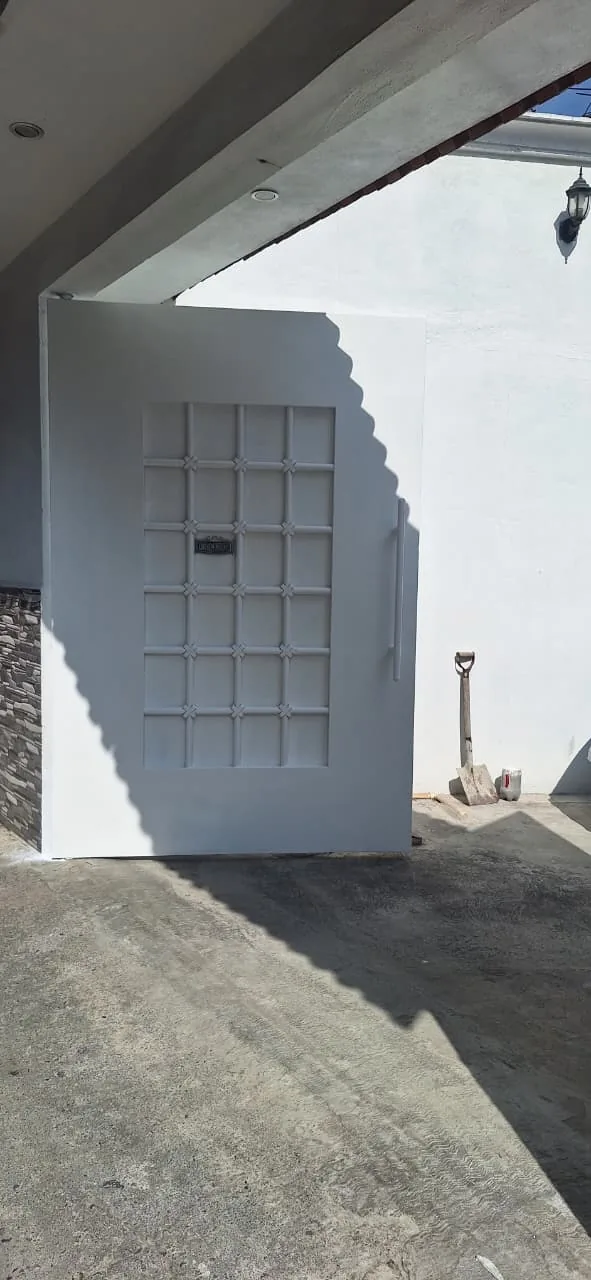 Puerta y acabado exterior / Outdoor door and finish