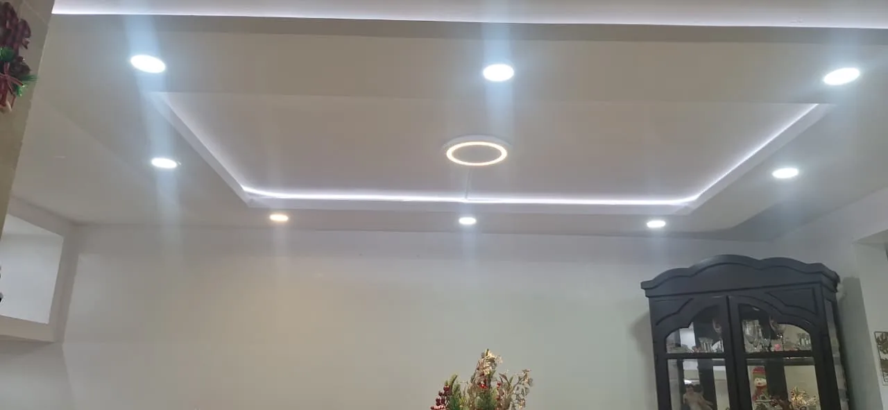 Plafón con luz ambiental y spots / Ceiling with ambient light and spotlights