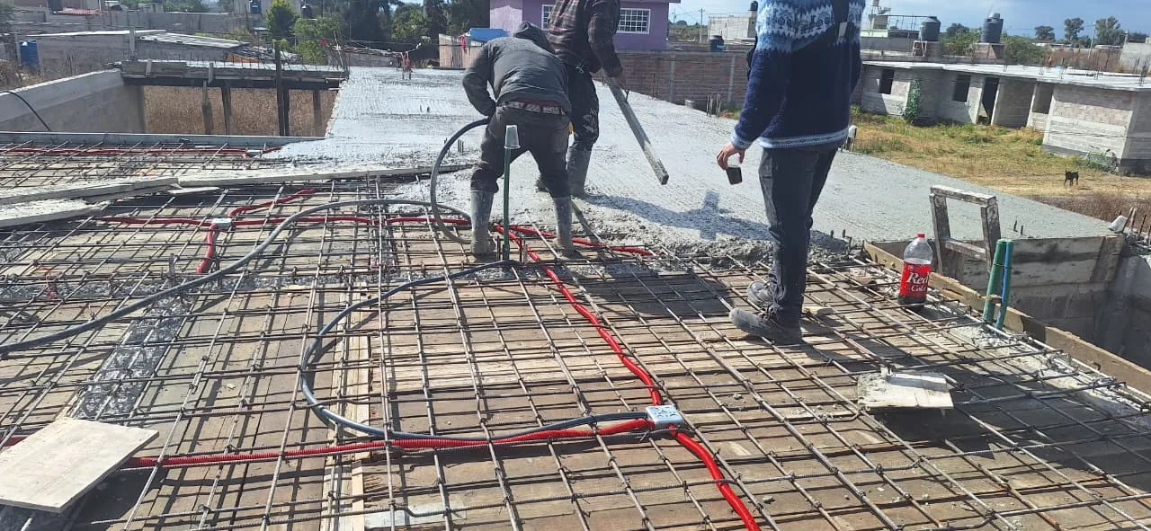 Colado de losa con instalaciones eléctricas / Concrete slab pour with electrical work
