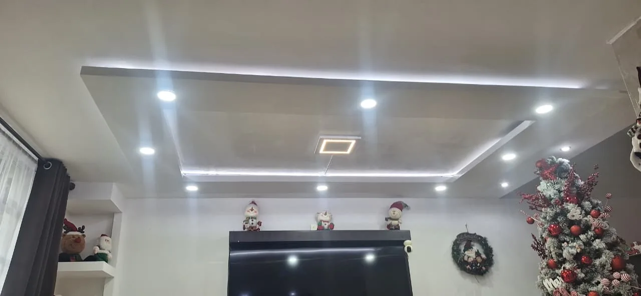 Plafón moderno con iluminación perimetral / Modern ceiling with perimeter lighting